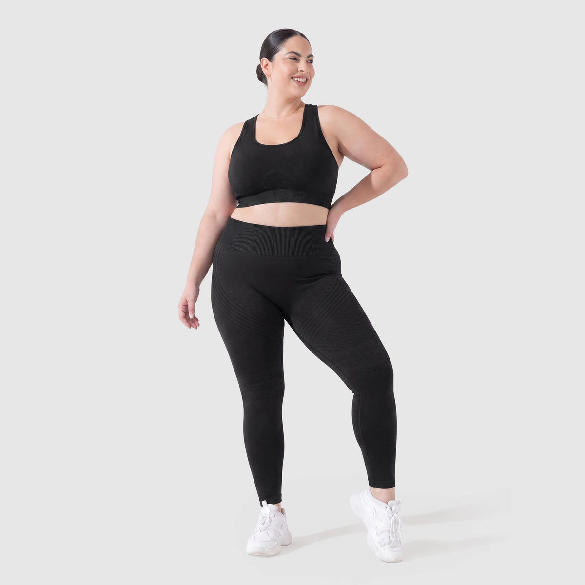 Woman wearing Sculpt 3D™ anti-cellulite leggings in black, front view, high-waisted fit